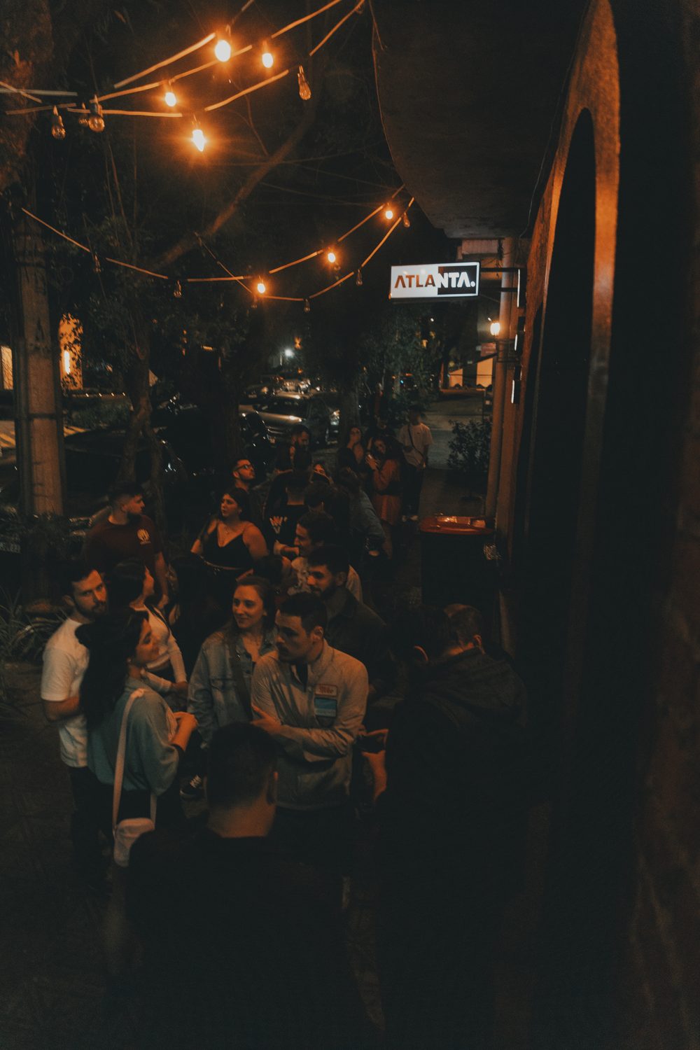 A rua na frente do Atlanta à noite, luzinhas na calçada