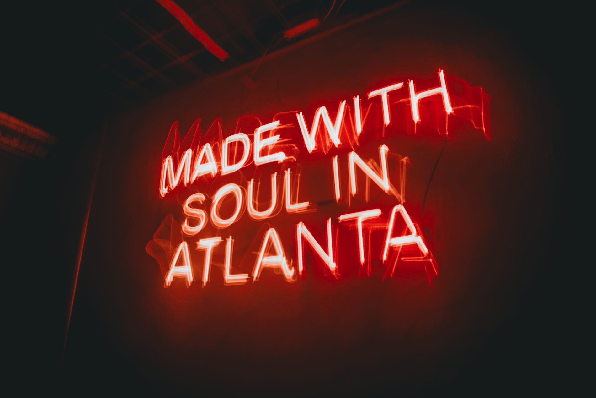 Letreiro de neon vermelho escrito MADE WITH SOUL IN ATLANTA