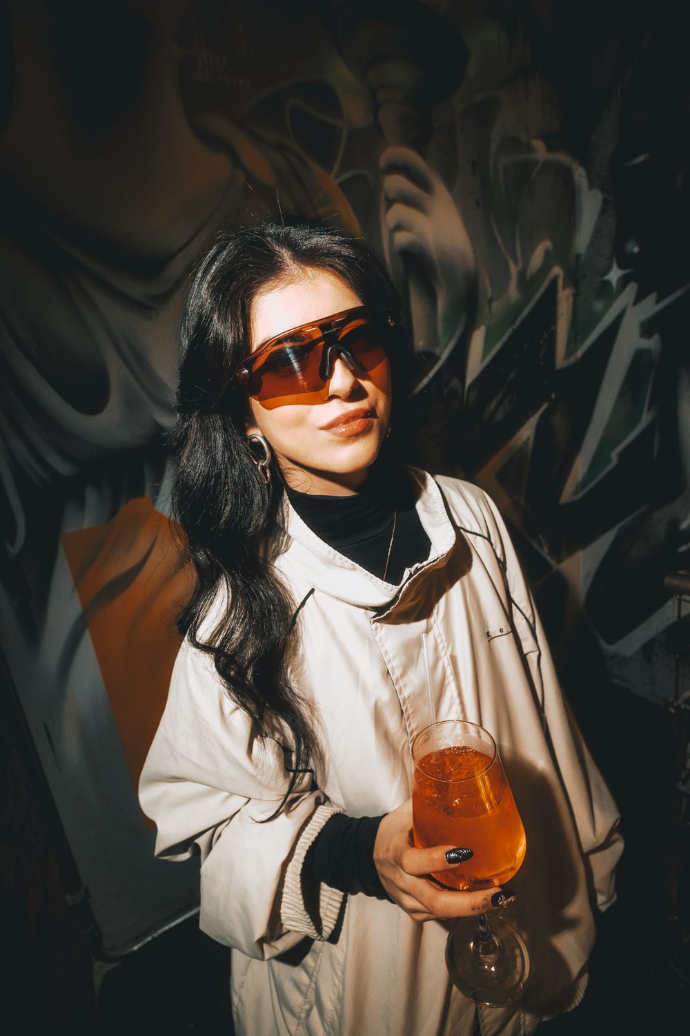 Cliente com um drink na mão, à noite