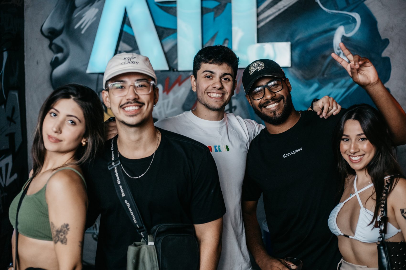 A turma do Atlanta em frente ao mural